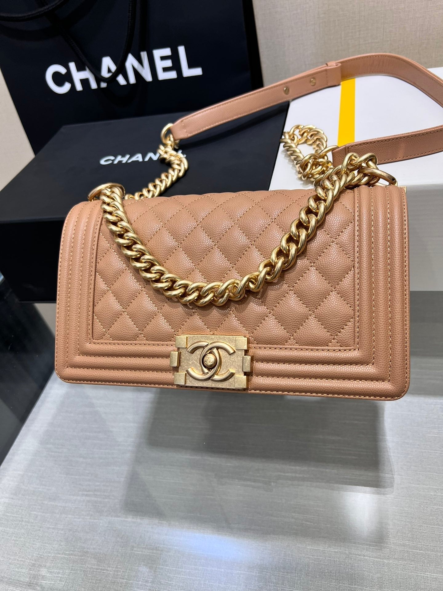 حقيبة BOY BAG متوسطة الحجم 25 بني جلد الكافيار إكسسوارات من الذهب