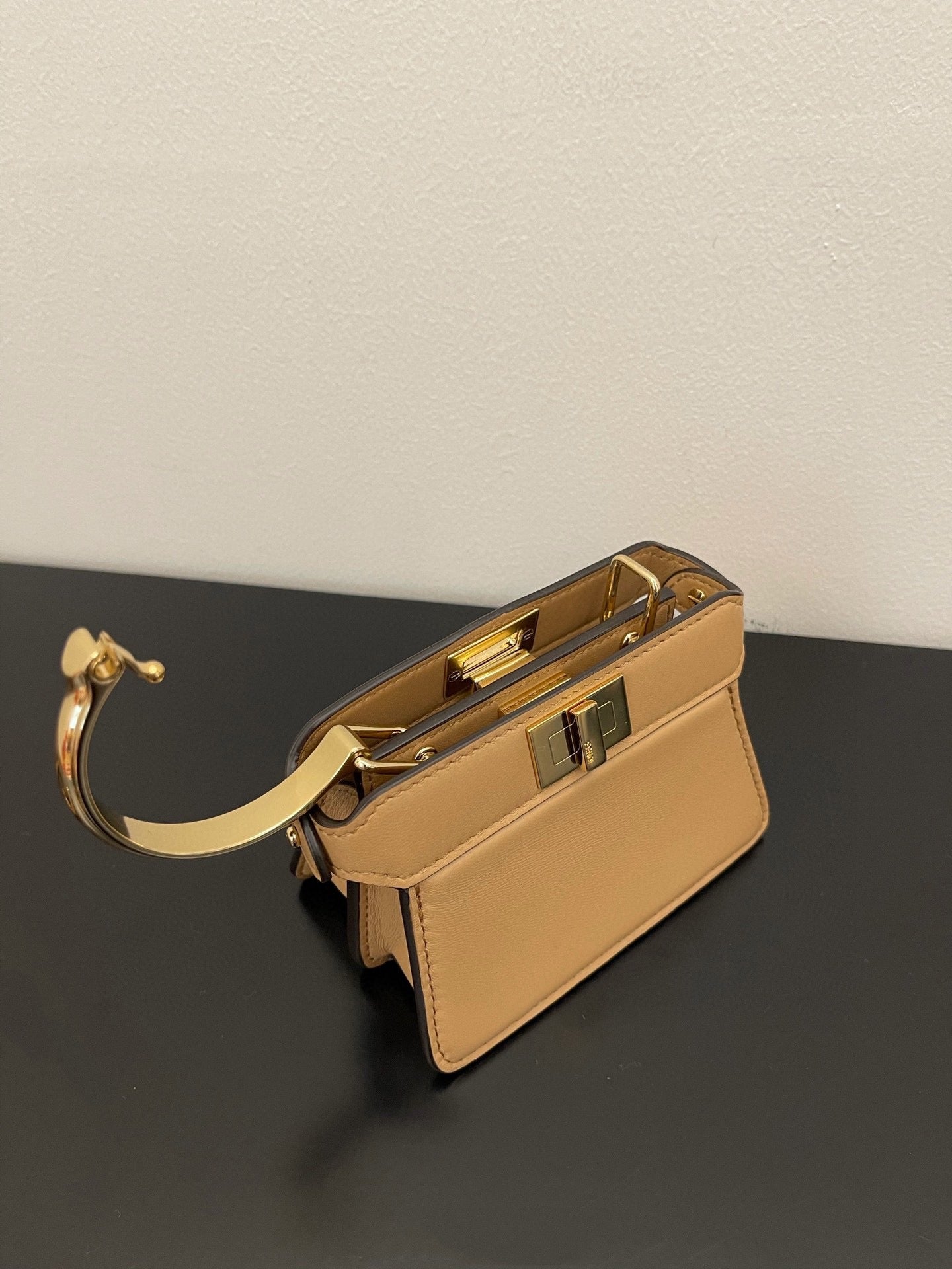حقيبة Fendi Peekaboo Iseeu Micro 12 من جلد العجل باللون البني النحاسي مع إكسسوارات ذهبية