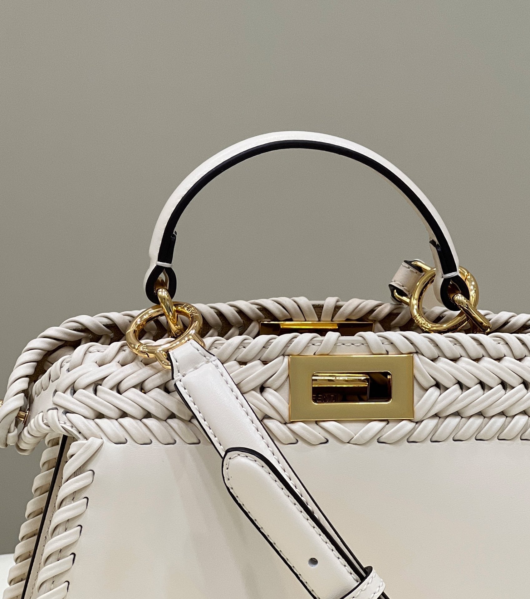 PEEKABOO ISEEU 27 IN أبيض SMOOTH جلد عجل WITH WOVEN TRIM إكسسوارات ذهبية