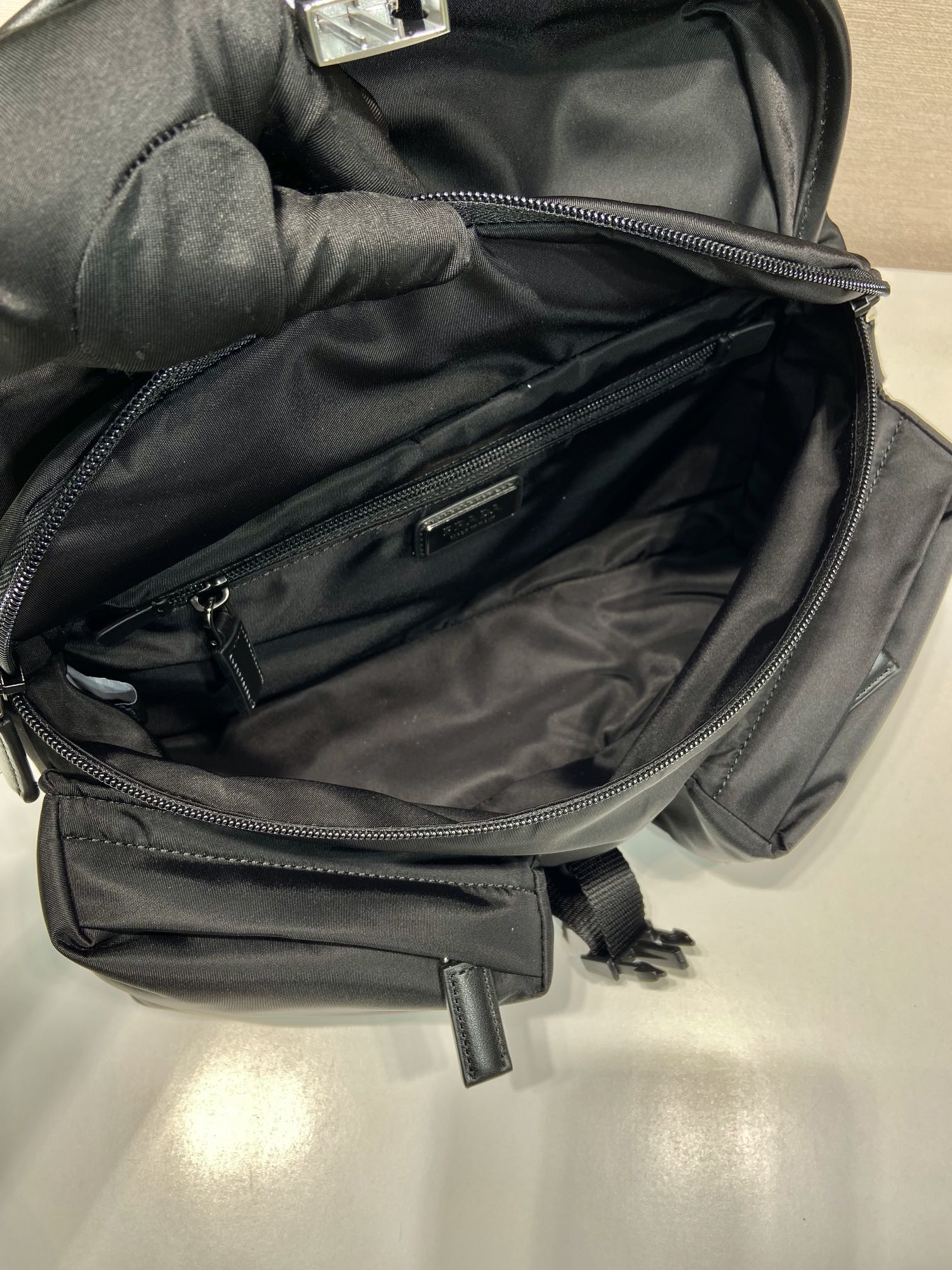 BELT BAG 27 IN أسود RE-NYLON