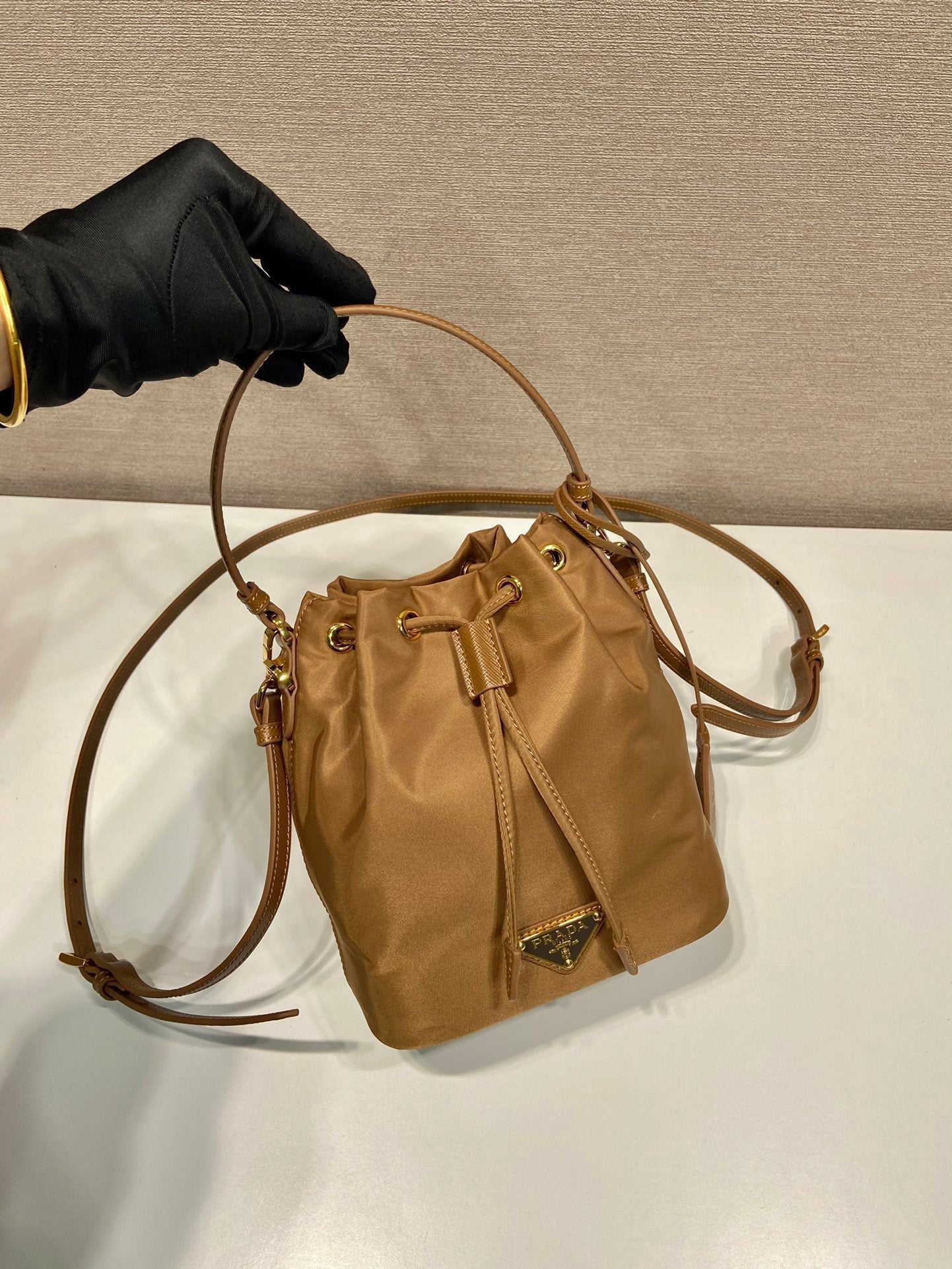 BUCKET BAG 19 IN RUSSET بني RE-NYLON AND جلد عجل HANDLE