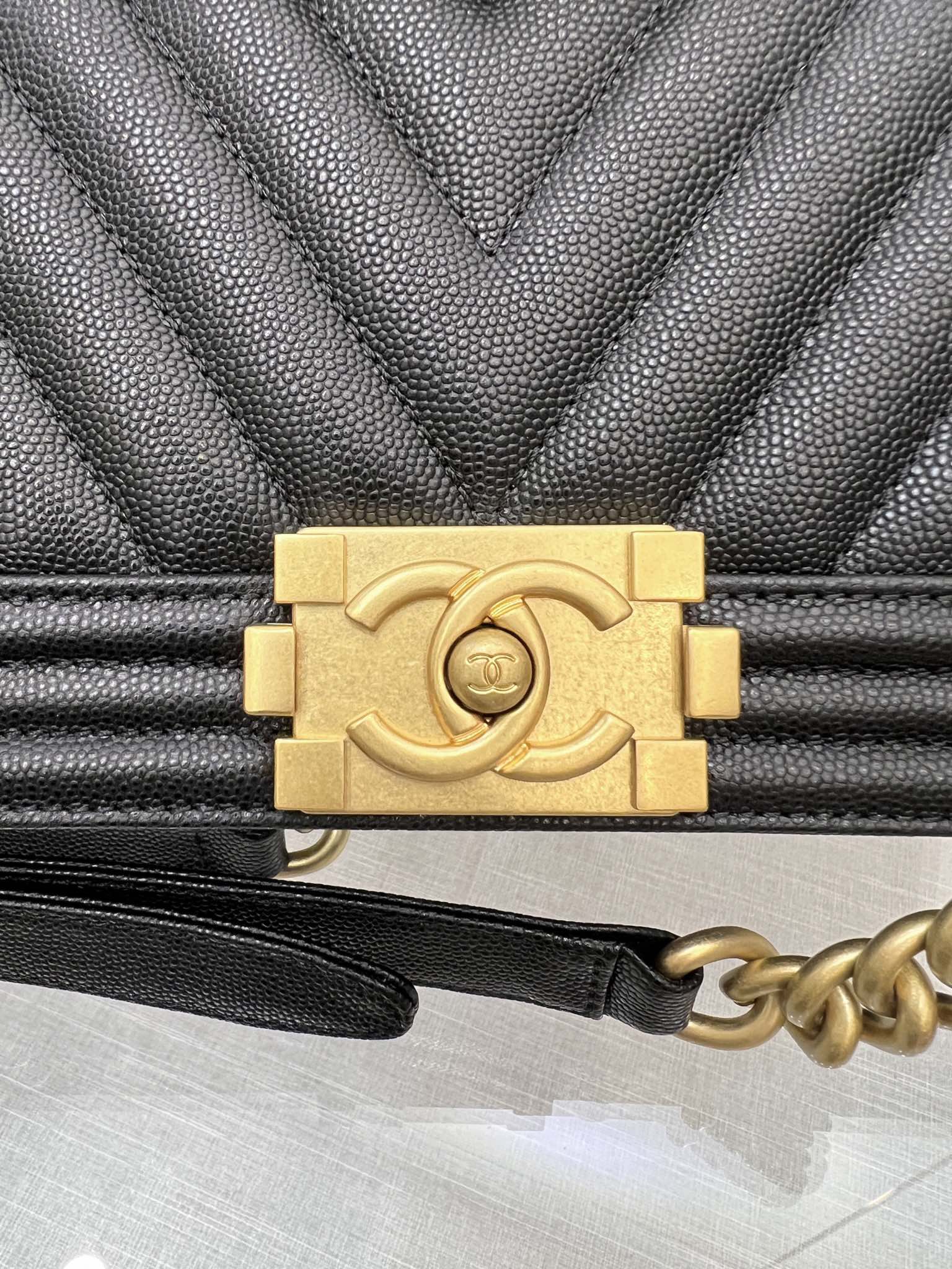 BOY BAG متوسط 25 أسود Chevron Caviar Ruthenium Hardware