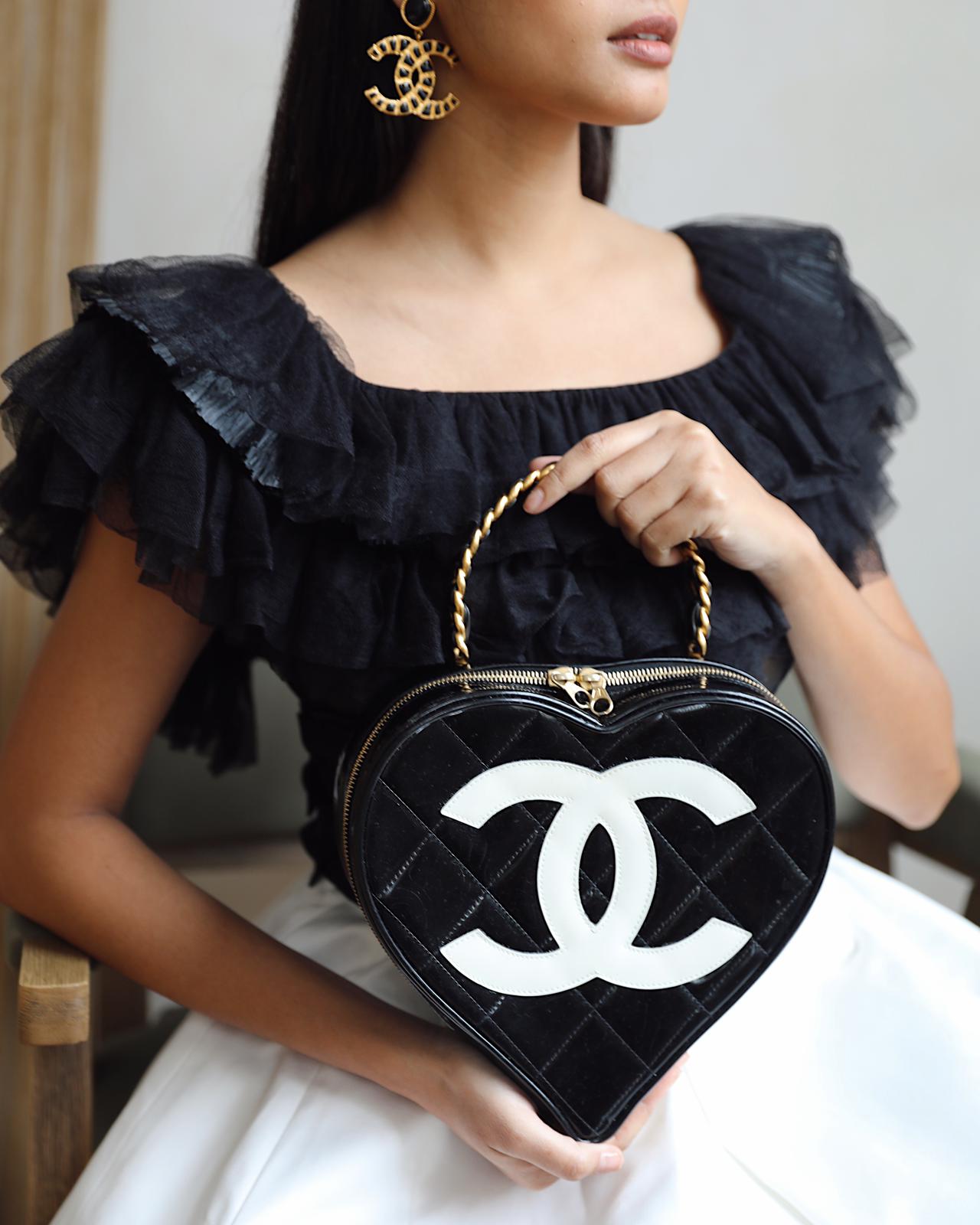 *RARE COLLECTORS ITEM* Chanel أسود Heart Vanity Bag with أبيض CC Logo and ذهبي سلسلة Handle Detail