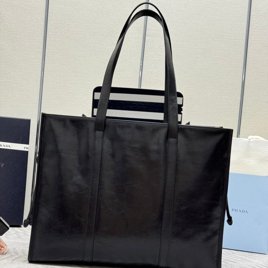 Designer Tote black bag – front view