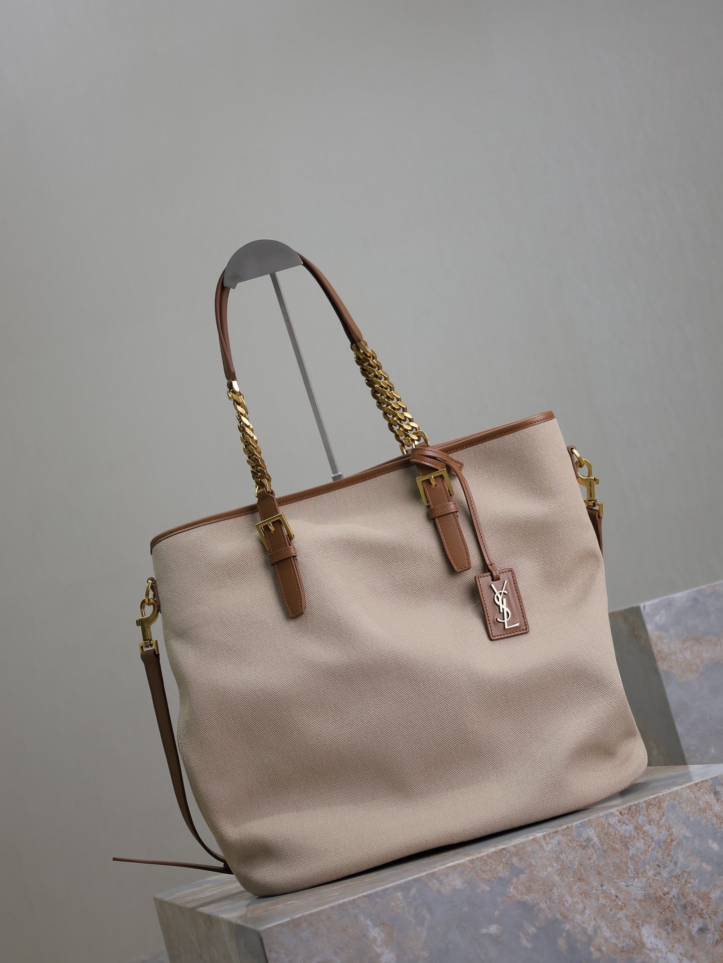 حقيبة يد كبيرة 38 IN أبيض Canvas AND بني جلد TRIM إكسسوارات ذهبية